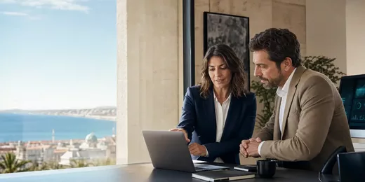Courtier en assurance cyber risques conseillant une entreprise à Nice